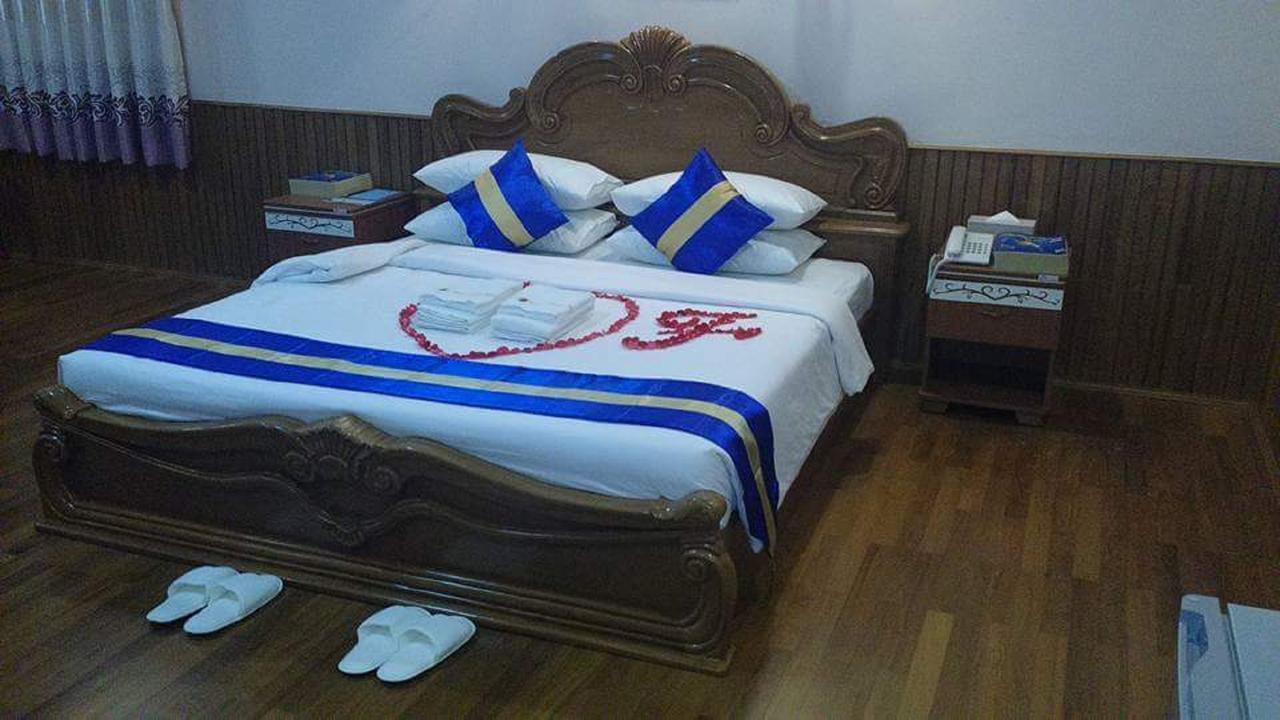 Famous Hotel Bago Bagian luar foto