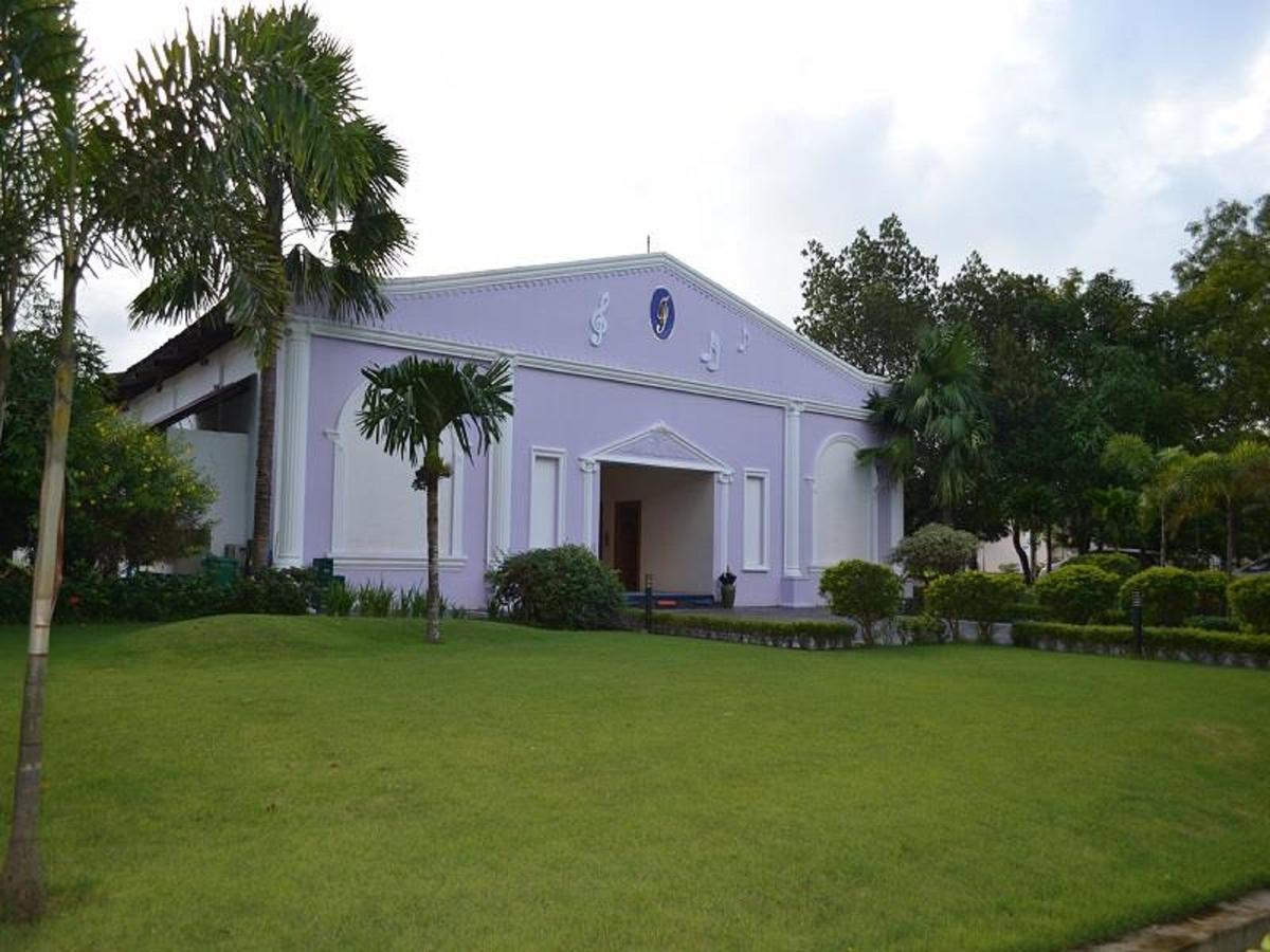 Famous Hotel Bago Bagian luar foto