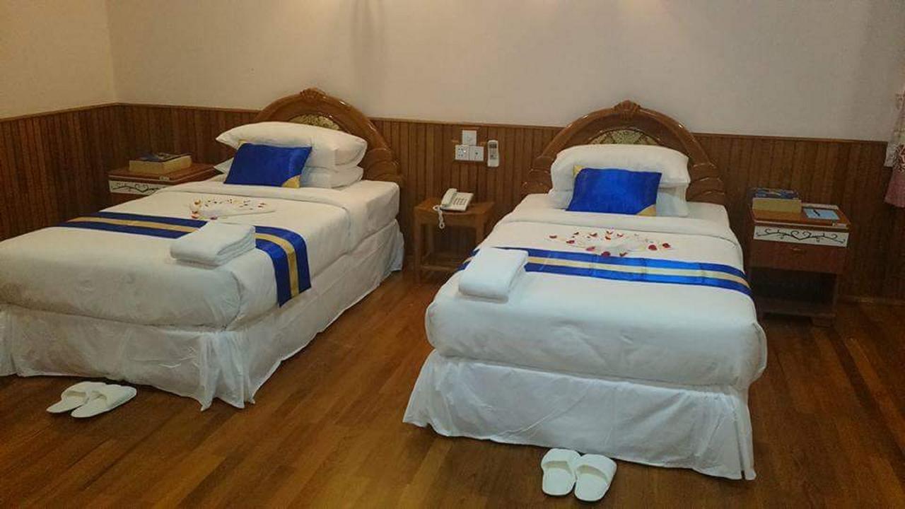 Famous Hotel Bago Bagian luar foto