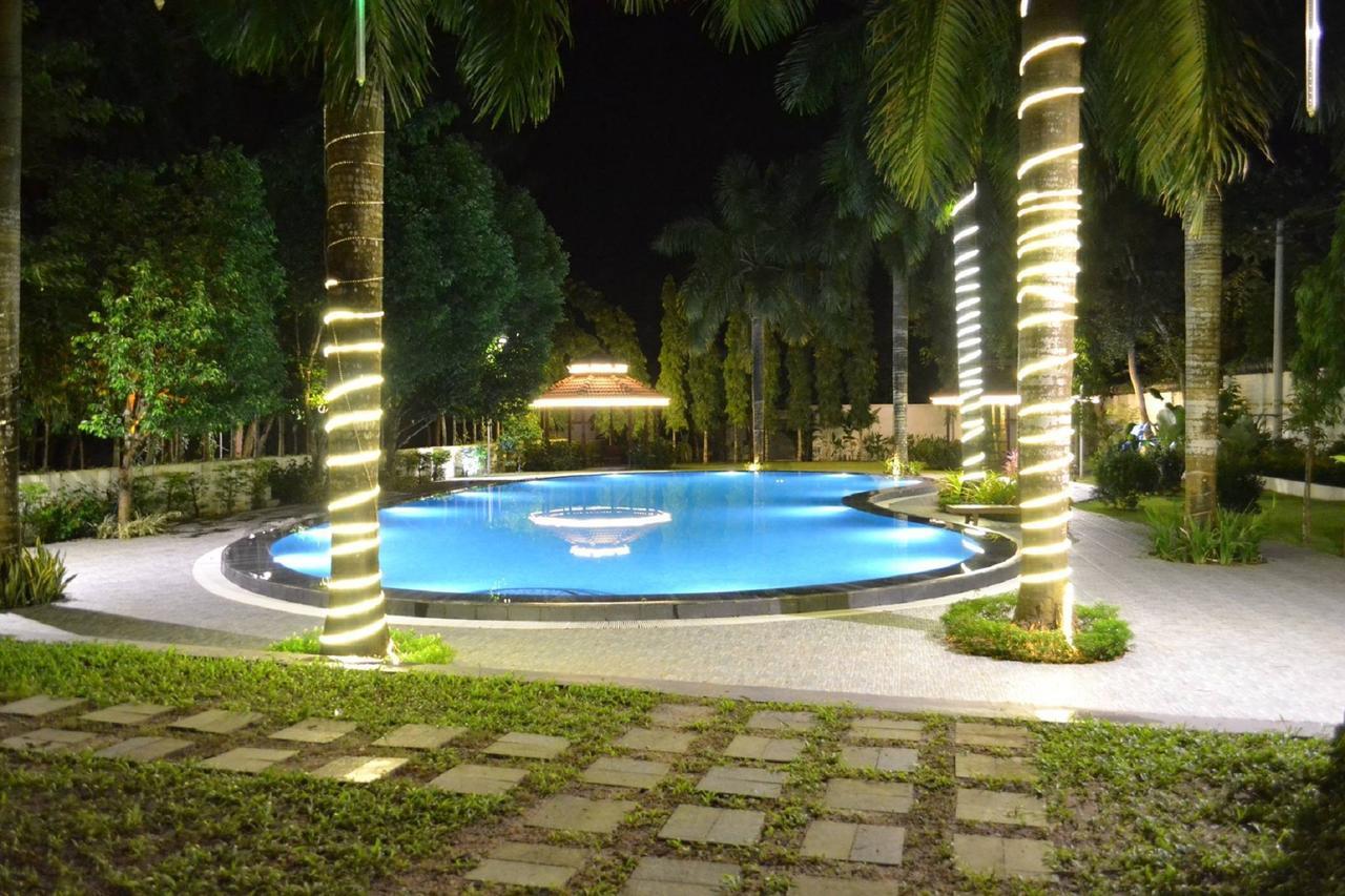 Famous Hotel Bago Bagian luar foto