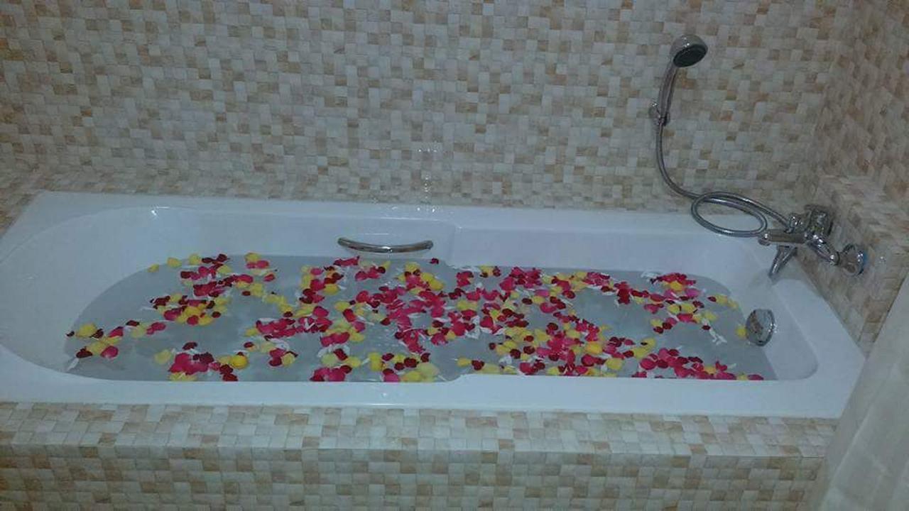 Famous Hotel Bago Bagian luar foto