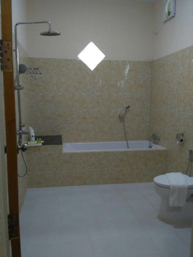 Famous Hotel Bago Bagian luar foto