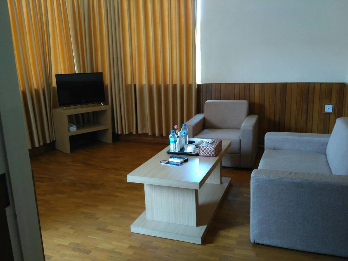 Famous Hotel Bago Bagian luar foto