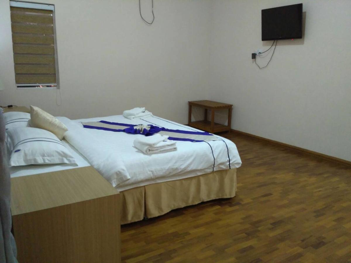 Famous Hotel Bago Bagian luar foto