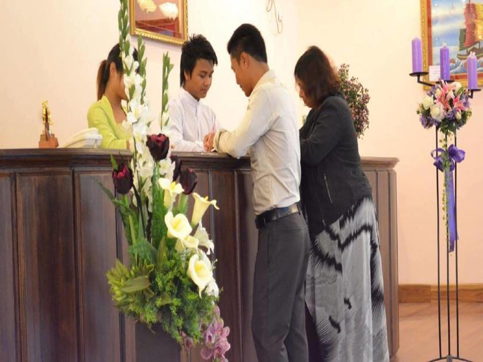 Famous Hotel Bago Bagian luar foto