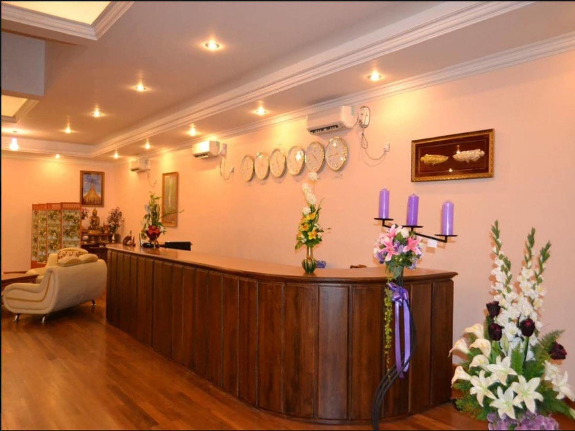 Famous Hotel Bago Bagian luar foto