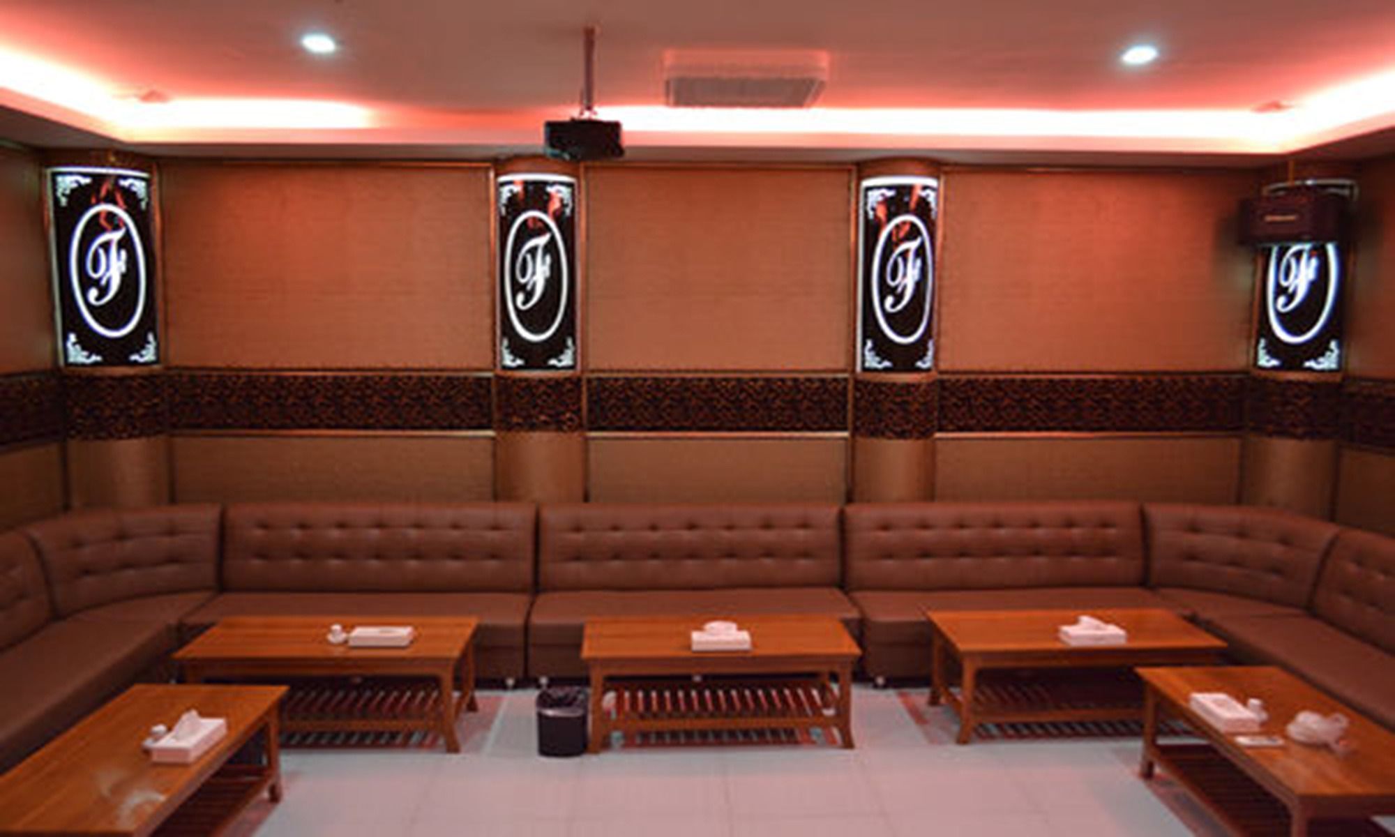Famous Hotel Bago Bagian luar foto