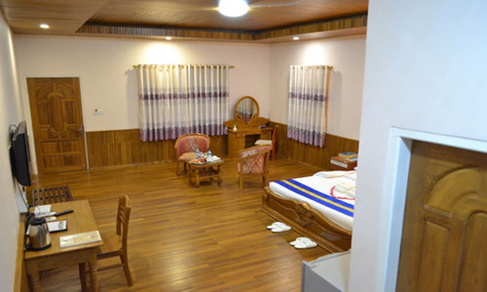 Famous Hotel Bago Bagian luar foto