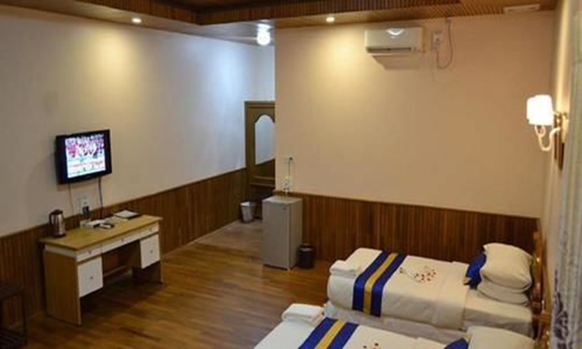 Famous Hotel Bago Bagian luar foto