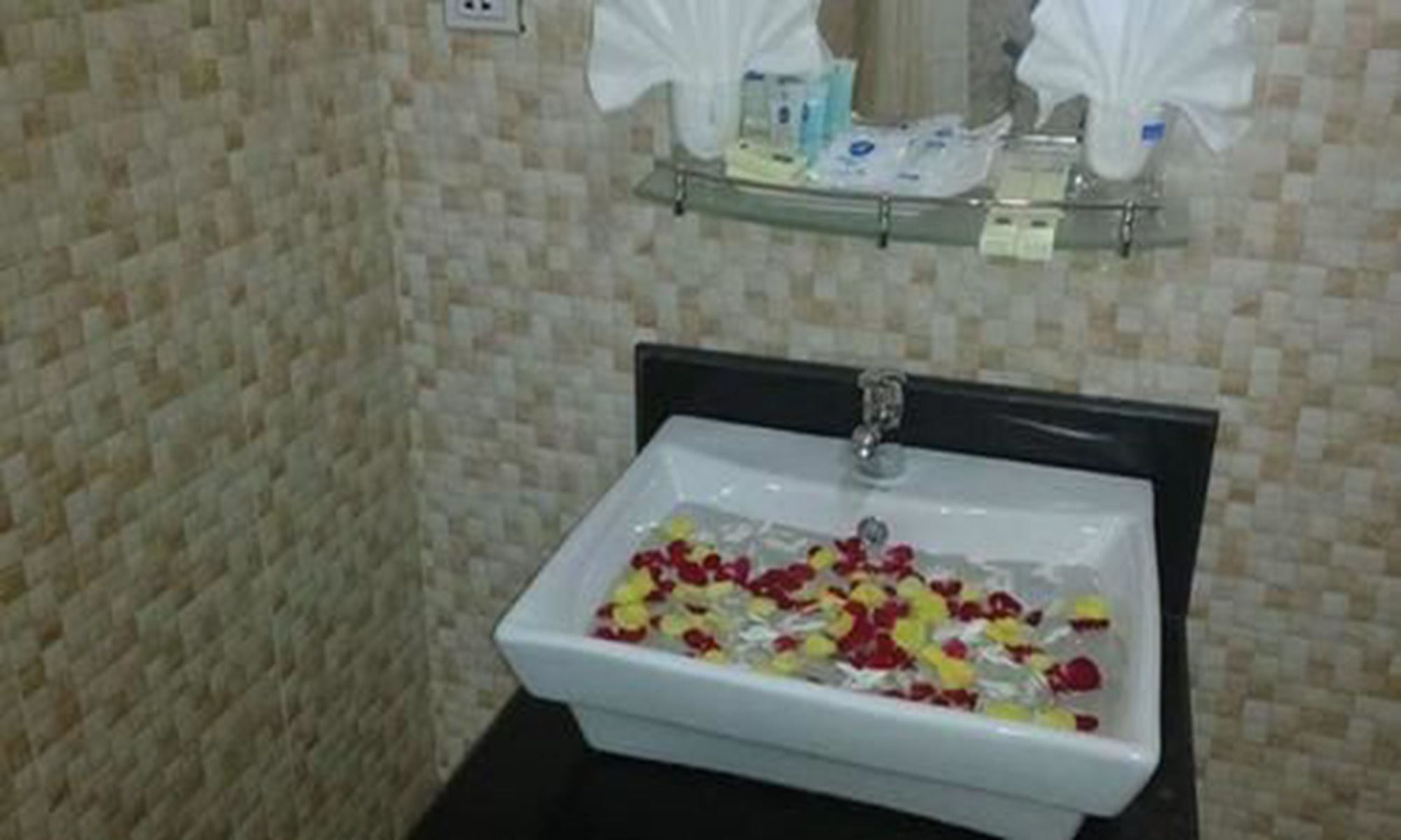 Famous Hotel Bago Bagian luar foto