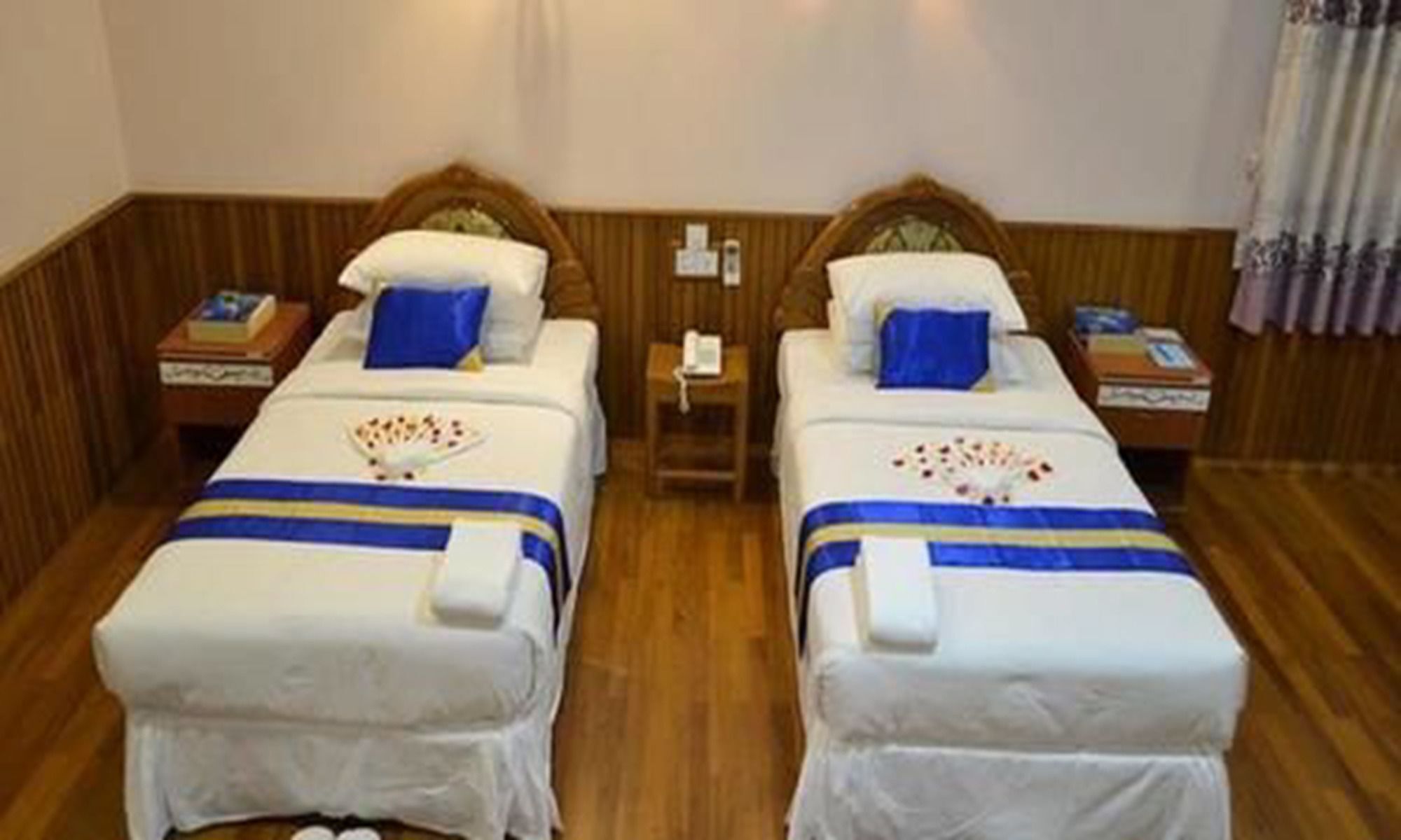 Famous Hotel Bago Bagian luar foto
