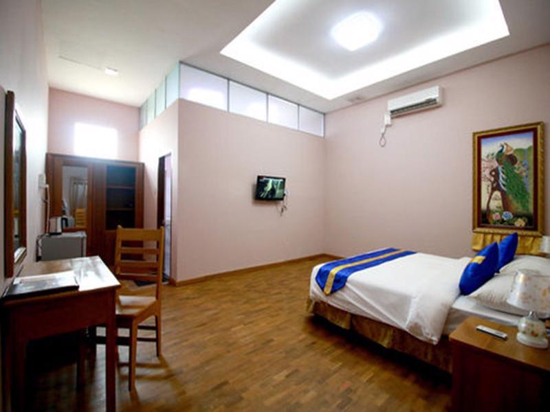Famous Hotel Bago Bagian luar foto