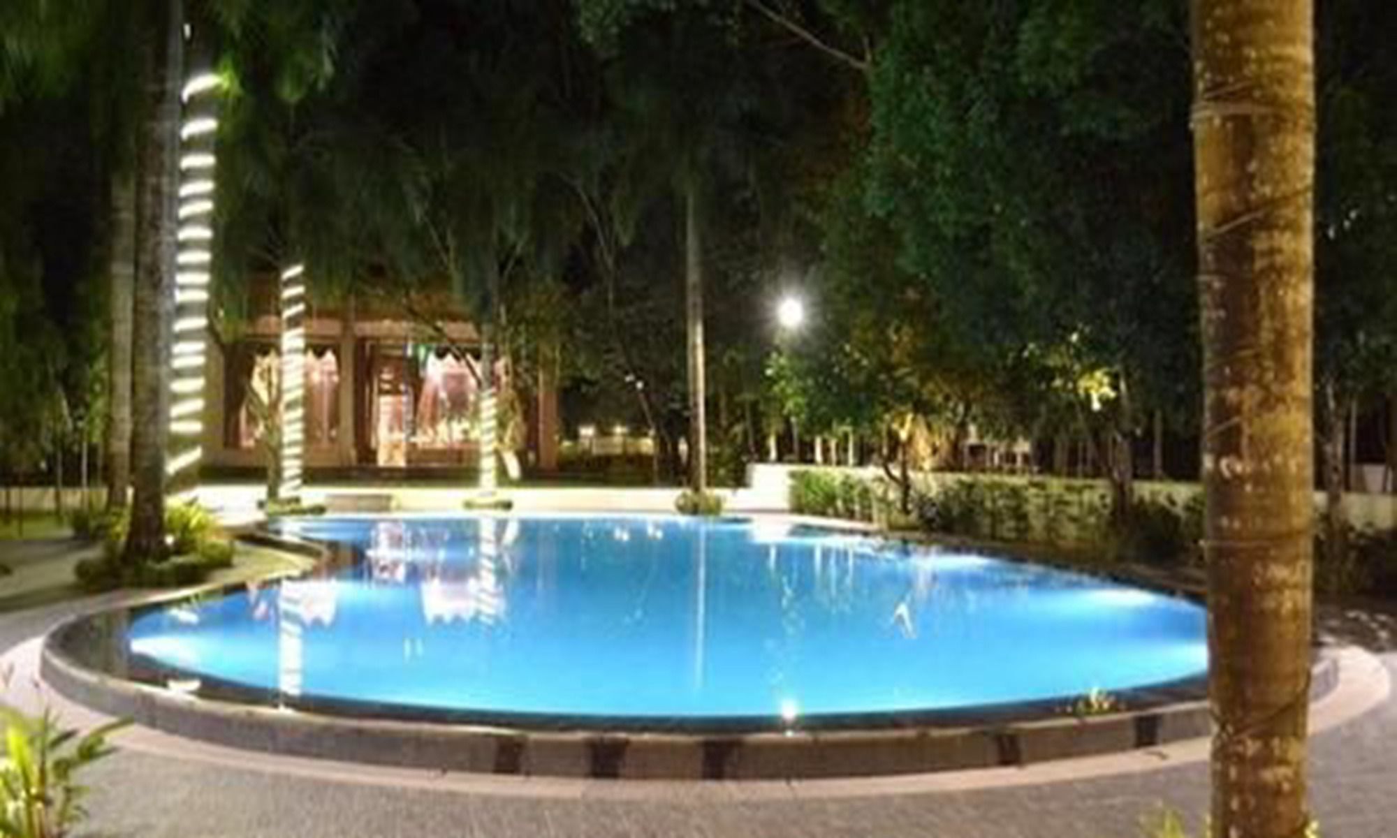 Famous Hotel Bago Bagian luar foto