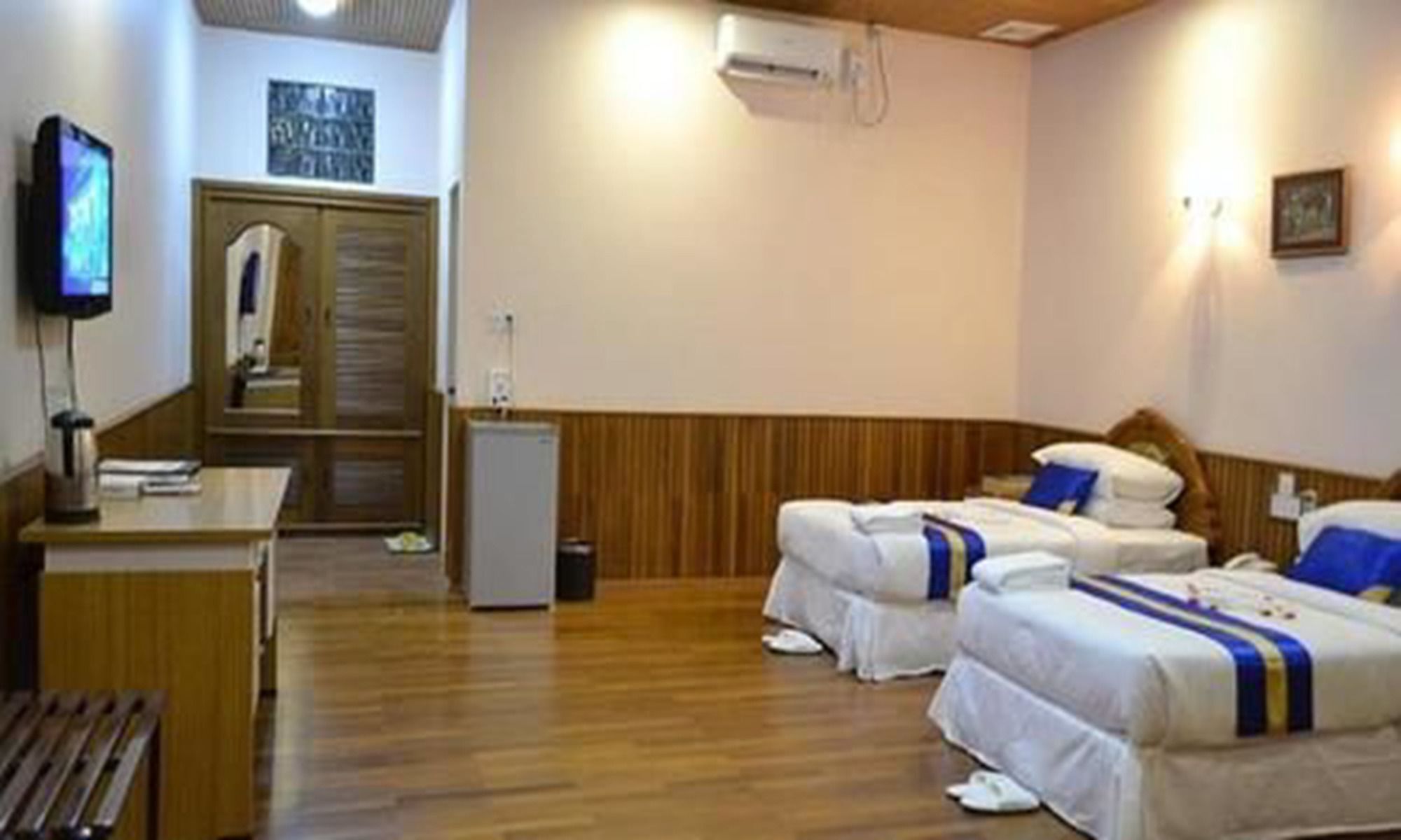 Famous Hotel Bago Bagian luar foto